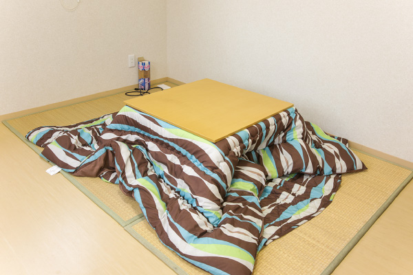 障がい者グループホーム共用スペース内のこたつ